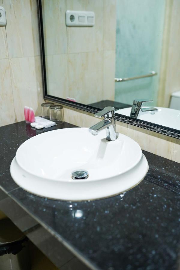 פדאנג Grand Buana Lestari Hotel מראה חיצוני תמונה